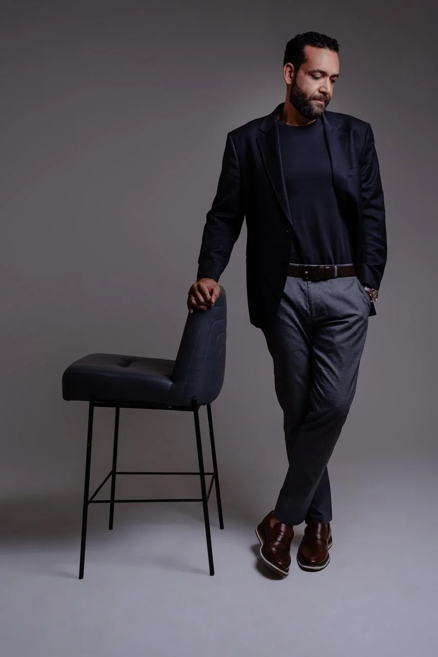 Marcelo Schmitsler em pé, em retrato executivo de corpo inteiro