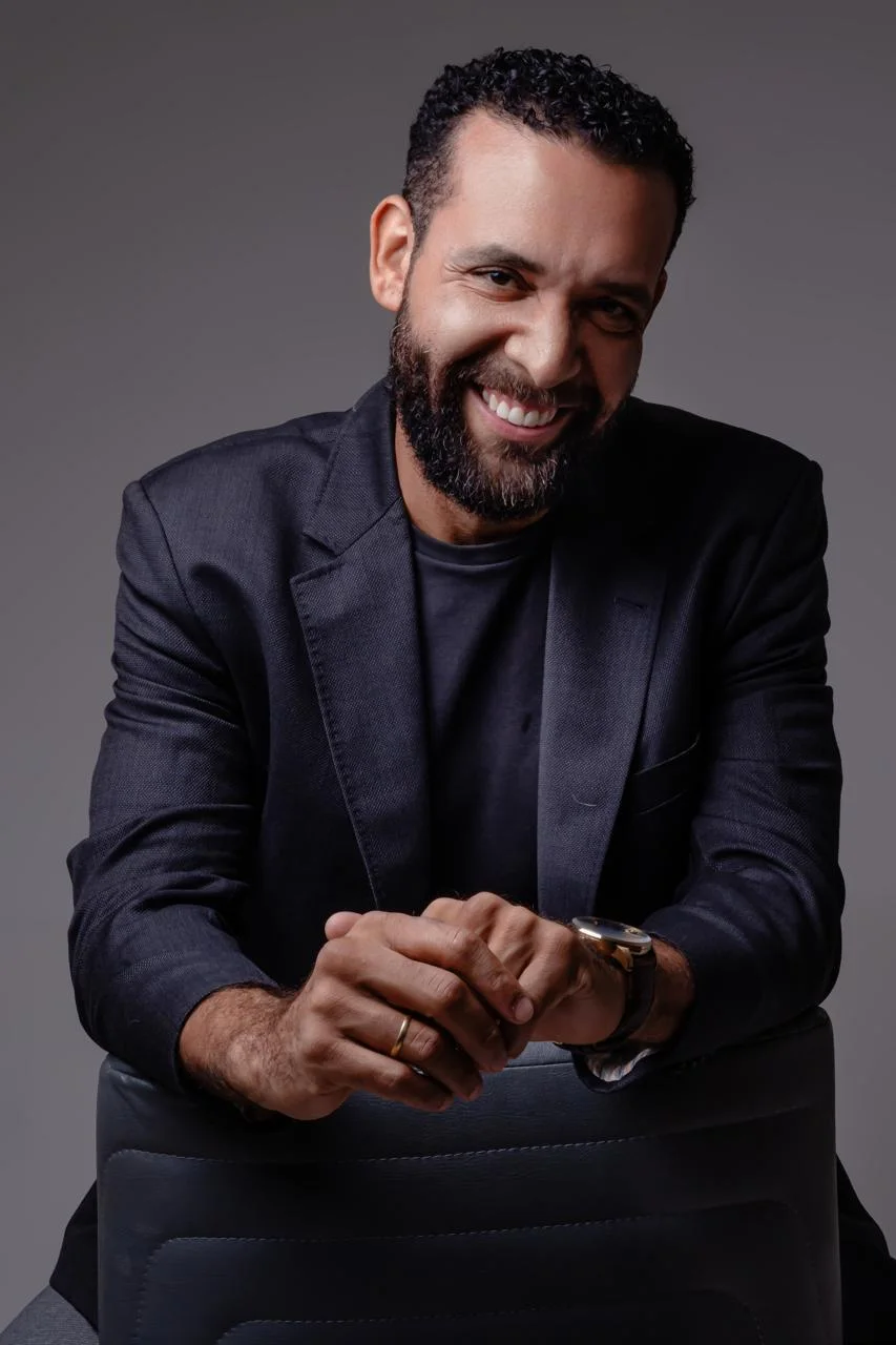 Marcelo Schmitsler sorrindo, em retrato executivo