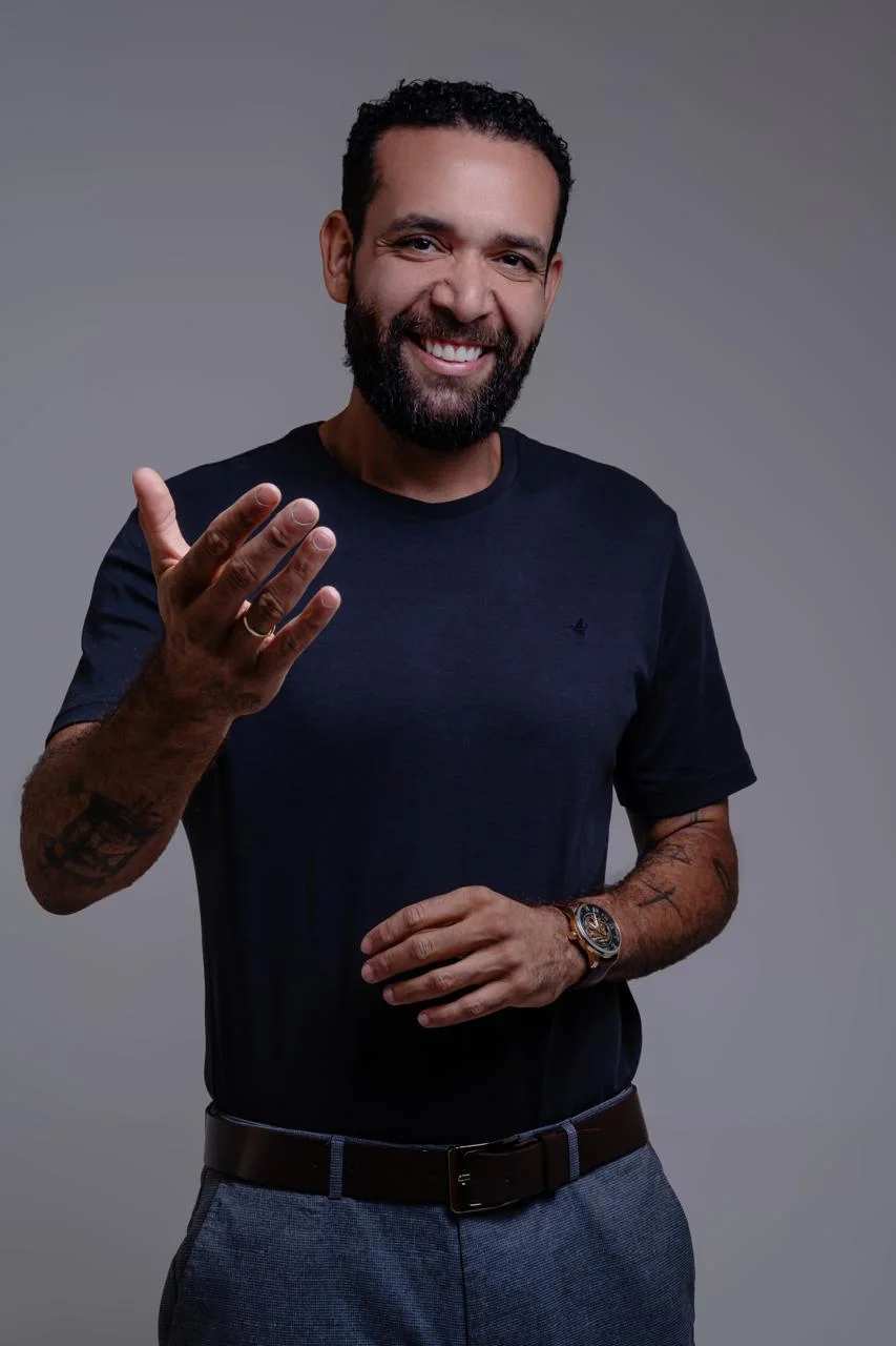 Marcelo Schmitsler gesticulando durante uma apresentação