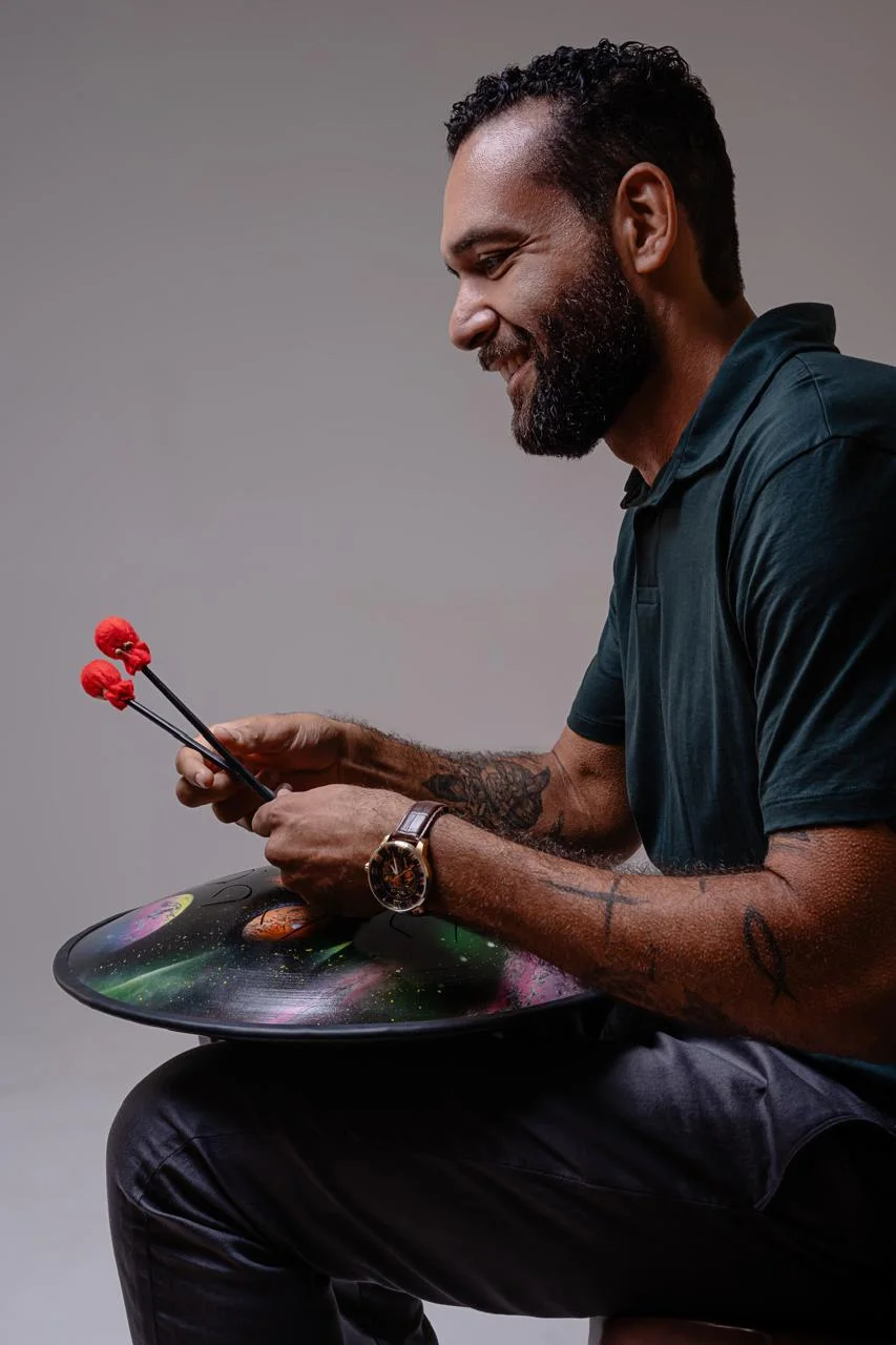 Marcelo Schmitsler tocando handpan, em perfil