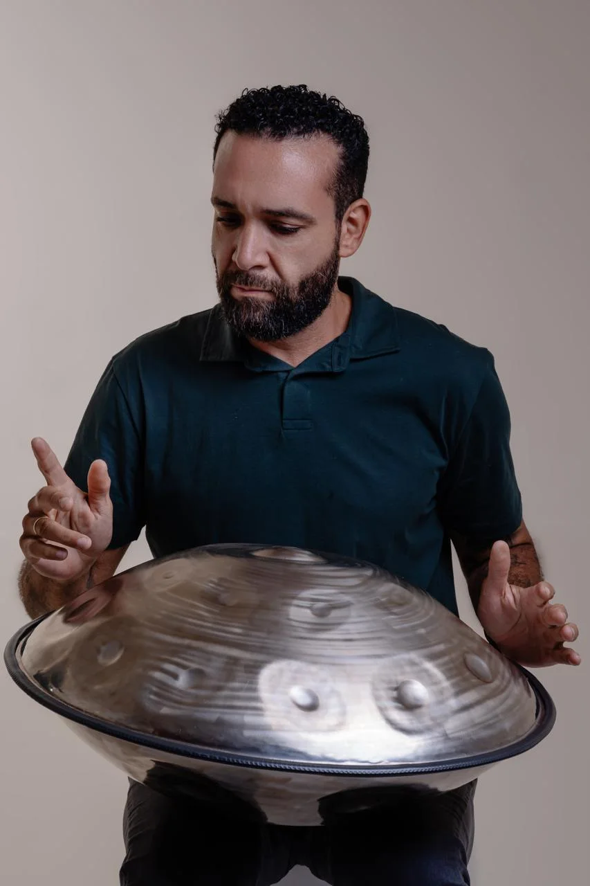 Marcelo Schmitsler com o handpan, em composição vertical