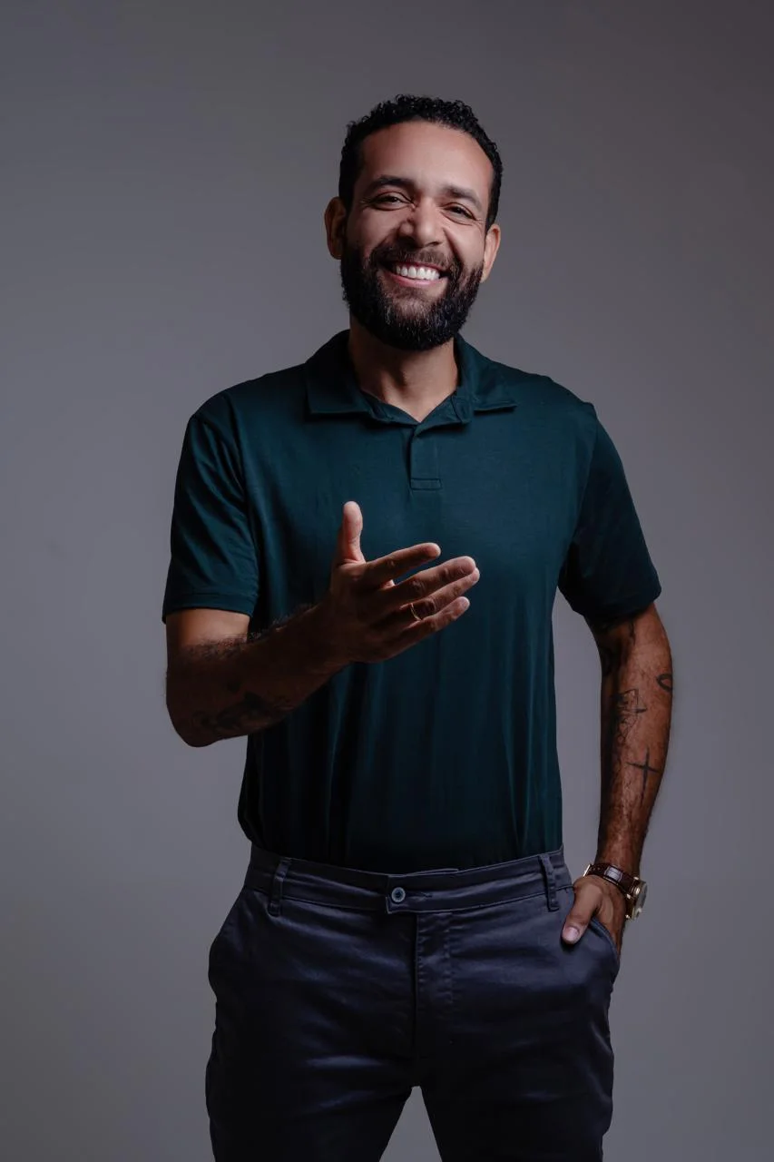 Marcelo Schmitsler gesticulando durante uma conversa