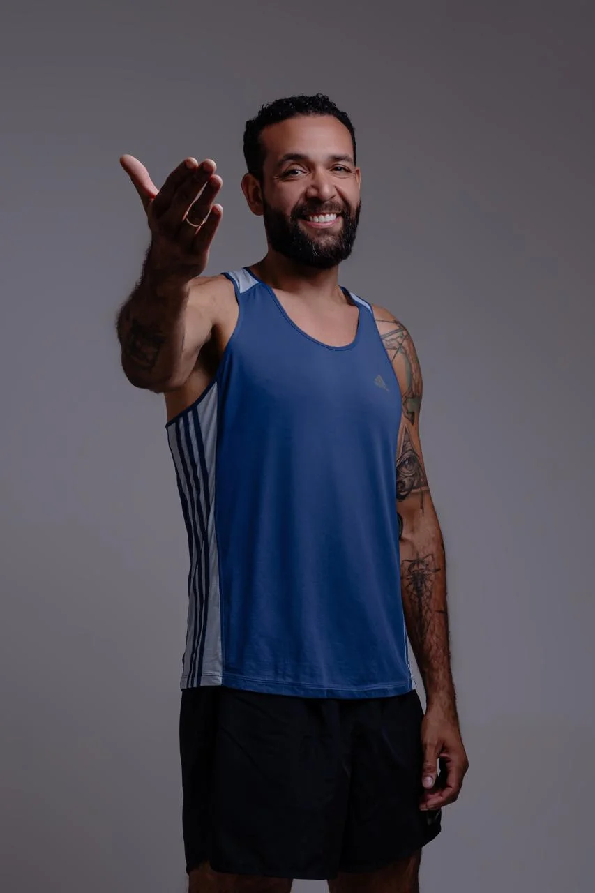 Marcelo Schmitsler em roupa esportiva, gesticulando durante uma conversa
